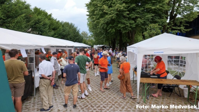 pri pivu ni bili gneče, hitra pipa je v 2 sekundah natočila 2 kozarca piva