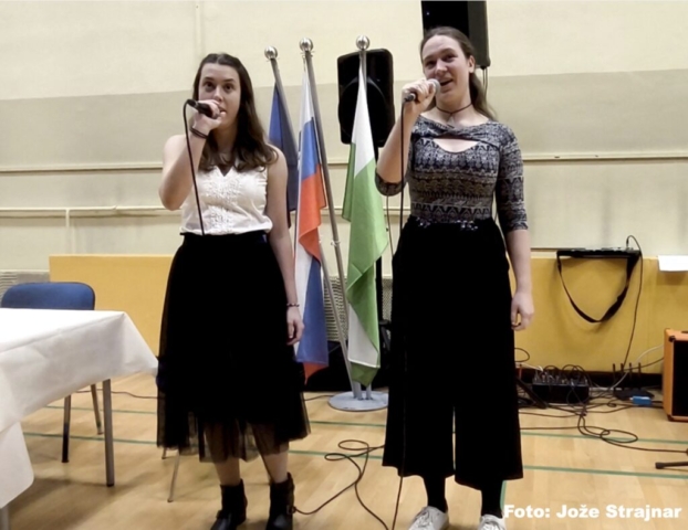 Klara in Sara sta zapeli Zdravljico