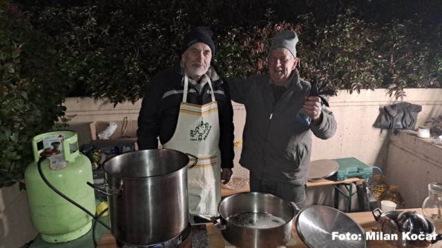 Božo po svojem receptu pripravlja kuhančka: najprej karameliziran sladkor