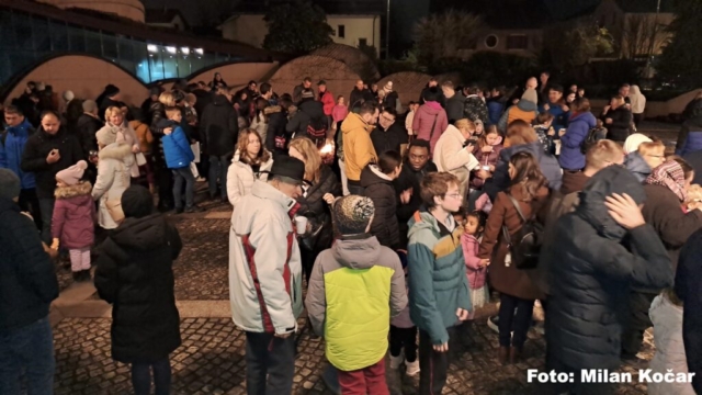 največ jih je pri mizi za delitev hrane