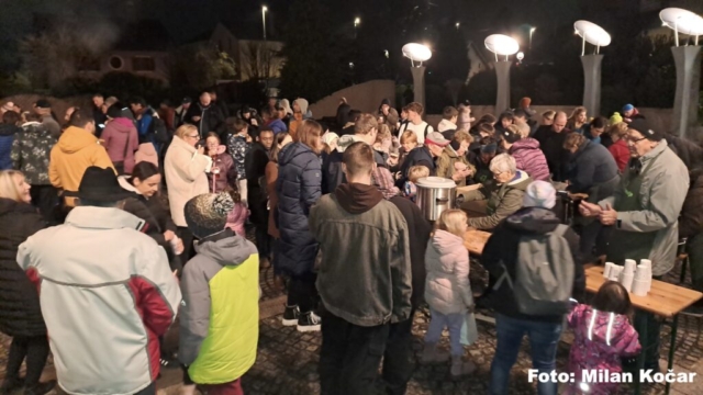 množica je privrela na Rokov trg