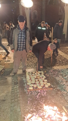 kruh nad žerjavico, krompir pa ven iz žerjavice