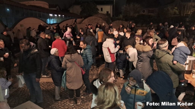 obiskovalci prireditve se družijo ob vročem čaju in krompirju