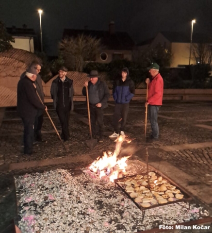 priprave je prišel pogledat tudi župnik p. Egon