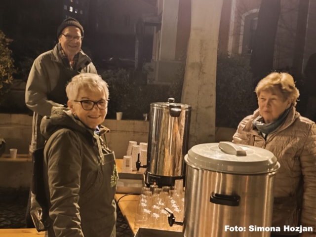 priprava za delitev čaja in kuhančka